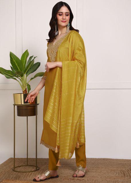 New Ethnic 4 You Women Pure Silk Kurti Pant Dupatta Set - Image 6