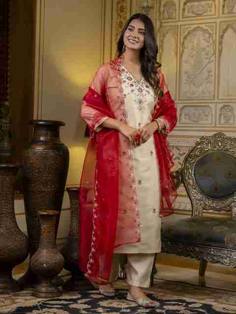 VredeVogel Women Silk Blend Kurta Pant Dupatta Set - Image 5