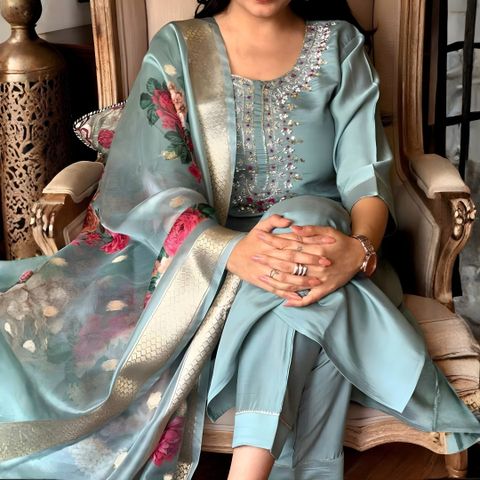 AESTHETIC ENTERPRISE Embroidered Kurta Set with Dupatta - Image 6