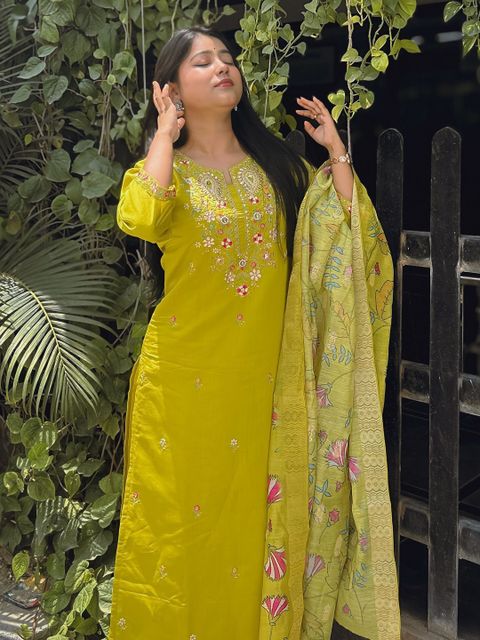 VredeVogel Embroidered Kurta Set with Dupatta - Image 8