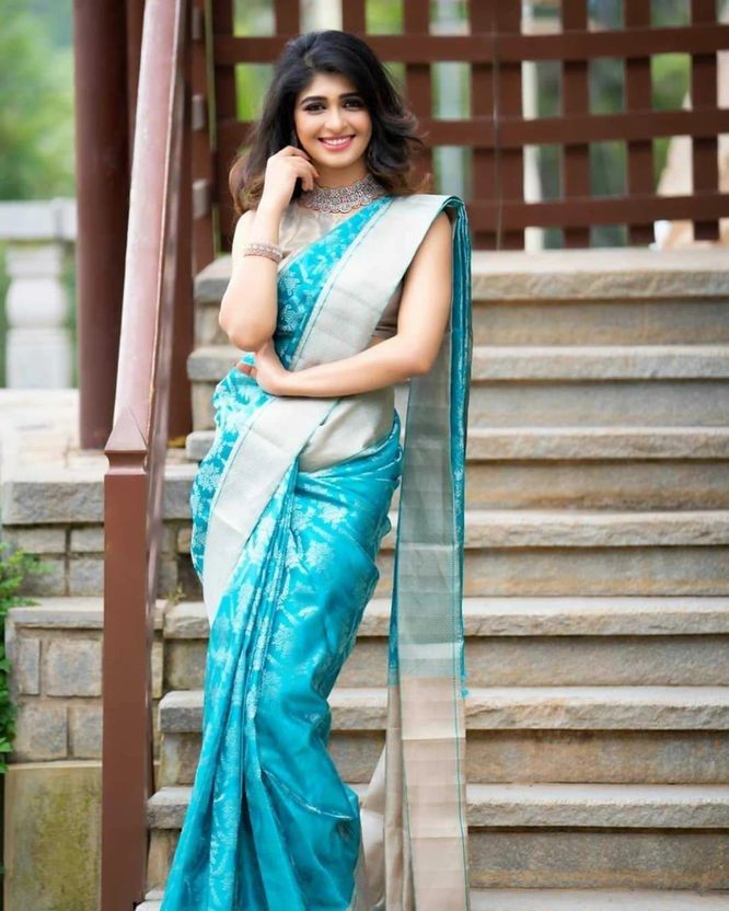 Mishowglitter Woven Patola Jacquard Silk Saree (Green) - Image 5