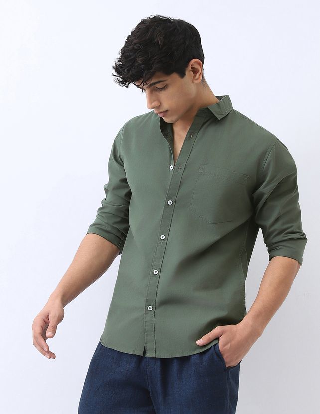 Urbano Men Green Solid Casual Shirt - Image 2