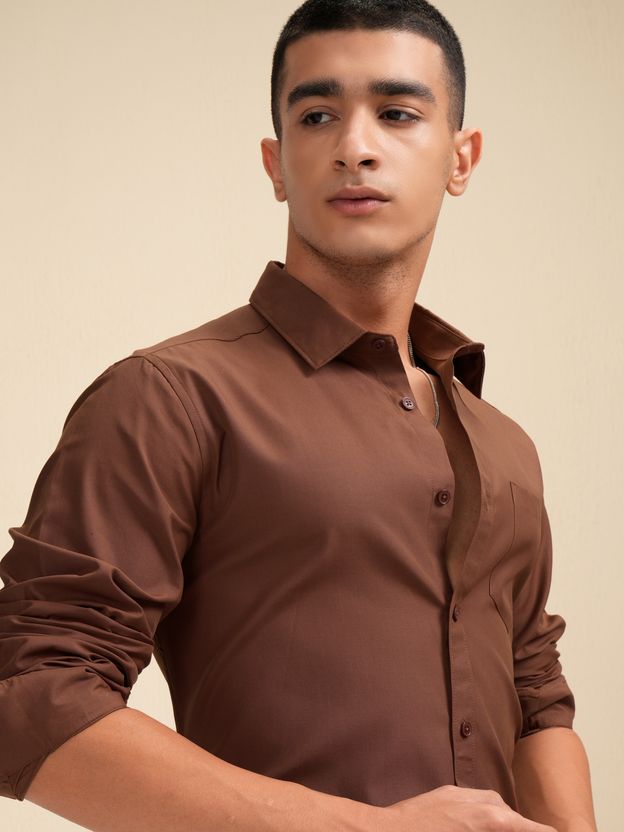 HIGHLANDER Men Slim Fit Solid Cut Away Collar Formal Shirt - Image 1