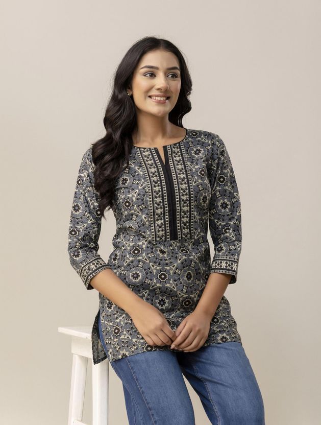 Da vastraagaar Women Brown Printed Top - Image 6
