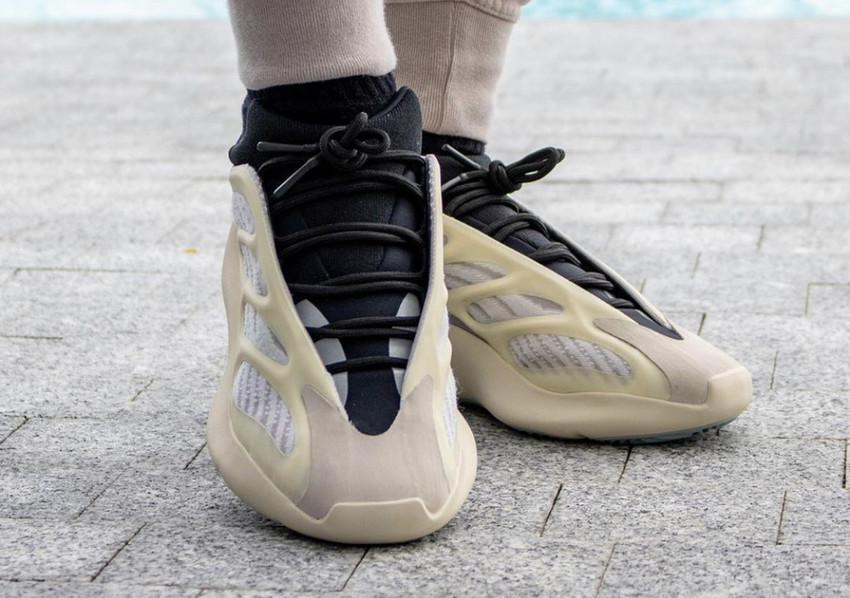 adidas YEEZY 700