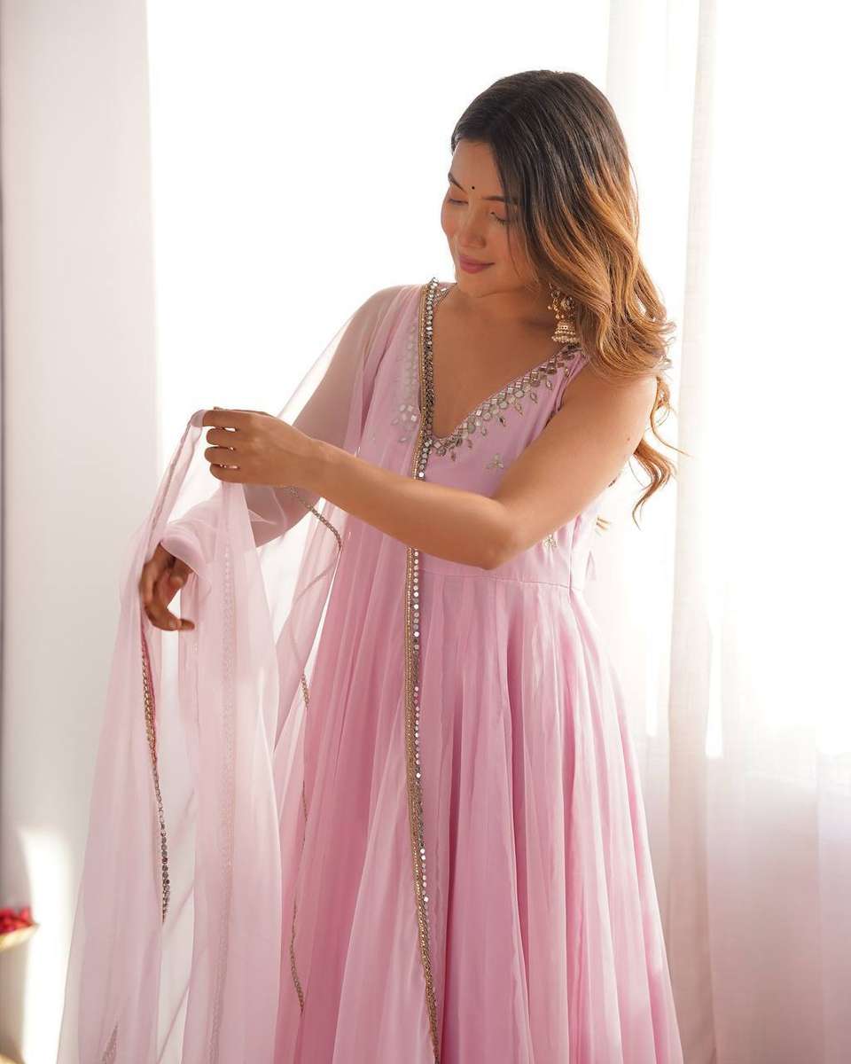 Divastri एम्ब्रॉइडरेड अनारकली कुर्ता, बॉटम और दुपट्टा सेट - Image 8